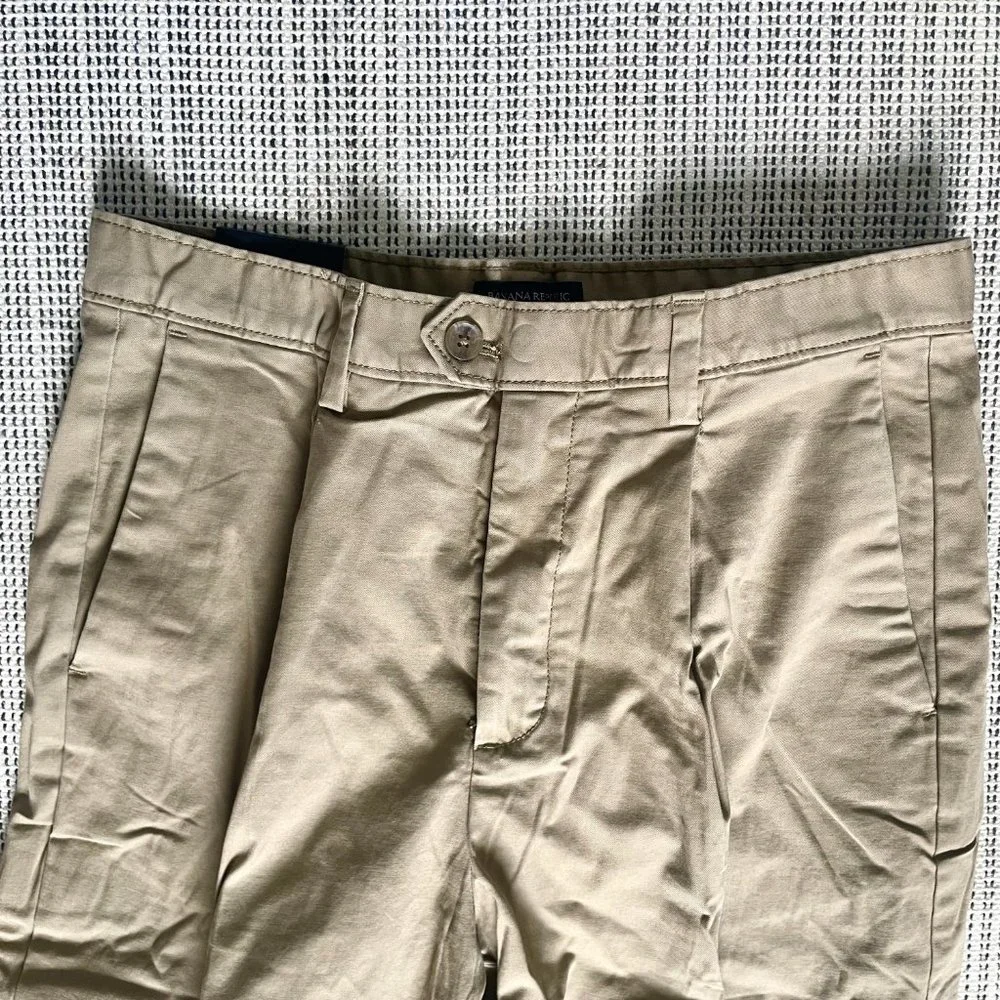 NWT Banana Republic Pleated Relaxed Tapered Fit Khakis